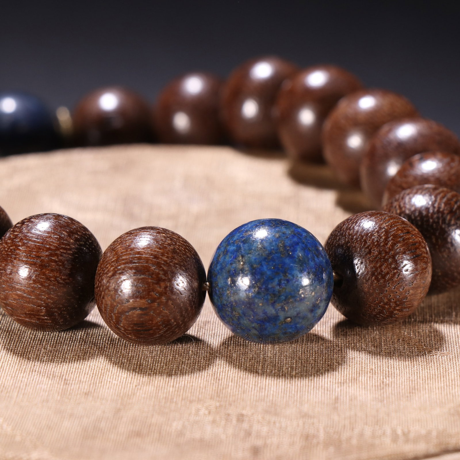 An Exquisite Eaglewood Hand String - 9