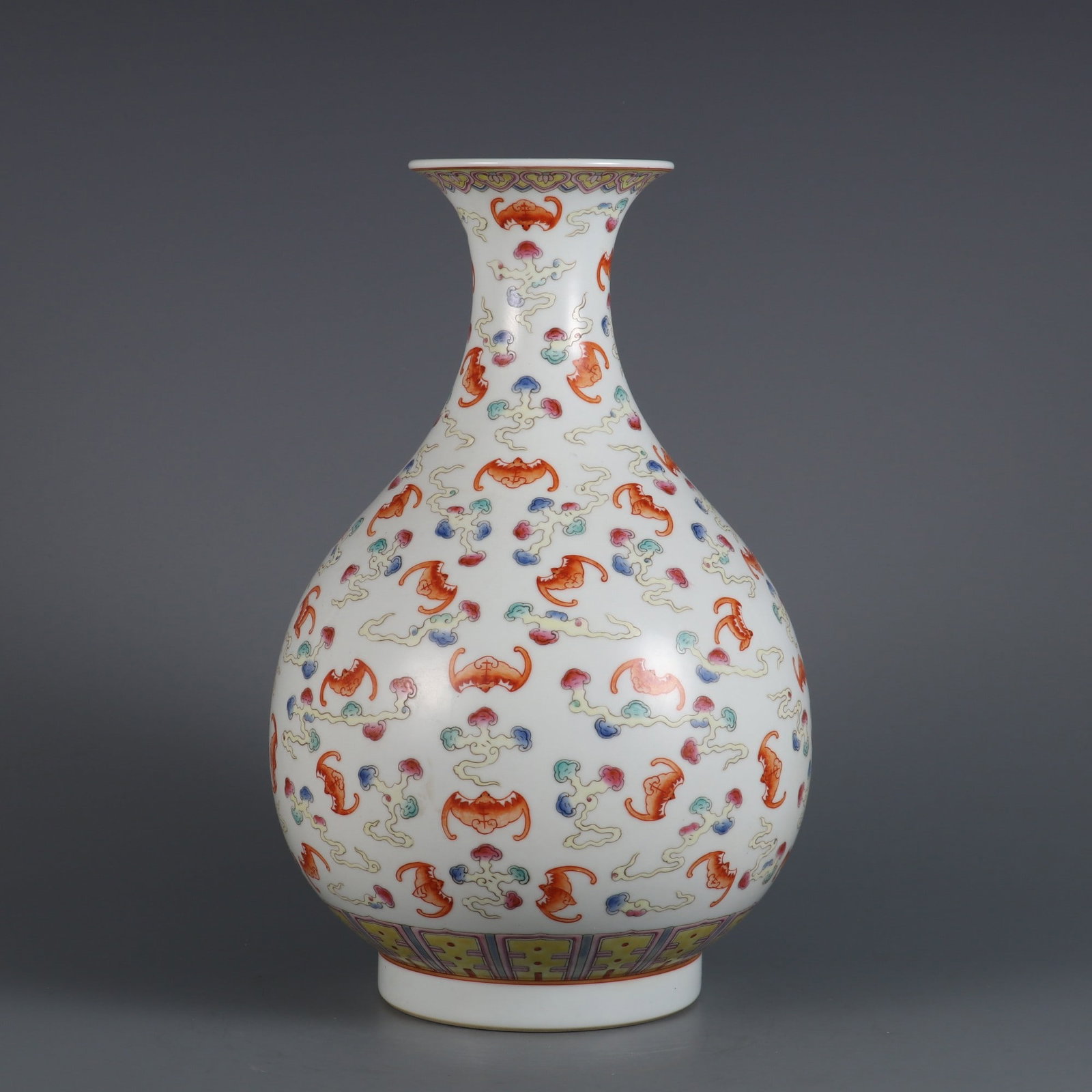 An Exquisite Famille-Rose Bats Pattern Vase: An Exquisite Famille-Rose Bats Pattern Vase,Qing Dynasty, China,Guangxu Six‑character Mark,Size:11.4inx6.7inx3.5in