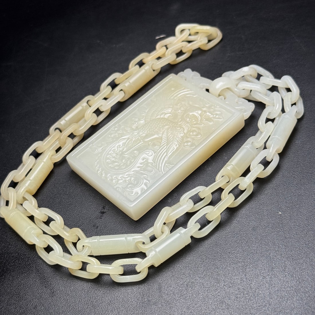An Exquisite Hotan Jade Phoenix Pattern Plaque: An Exquisite Hotan Jade Phoenix Pattern Plaque,Qing Dynasty,China,Size:3inx1.8inx0.4in,Weight:121g 和田玉凤纹牌,中国清代
