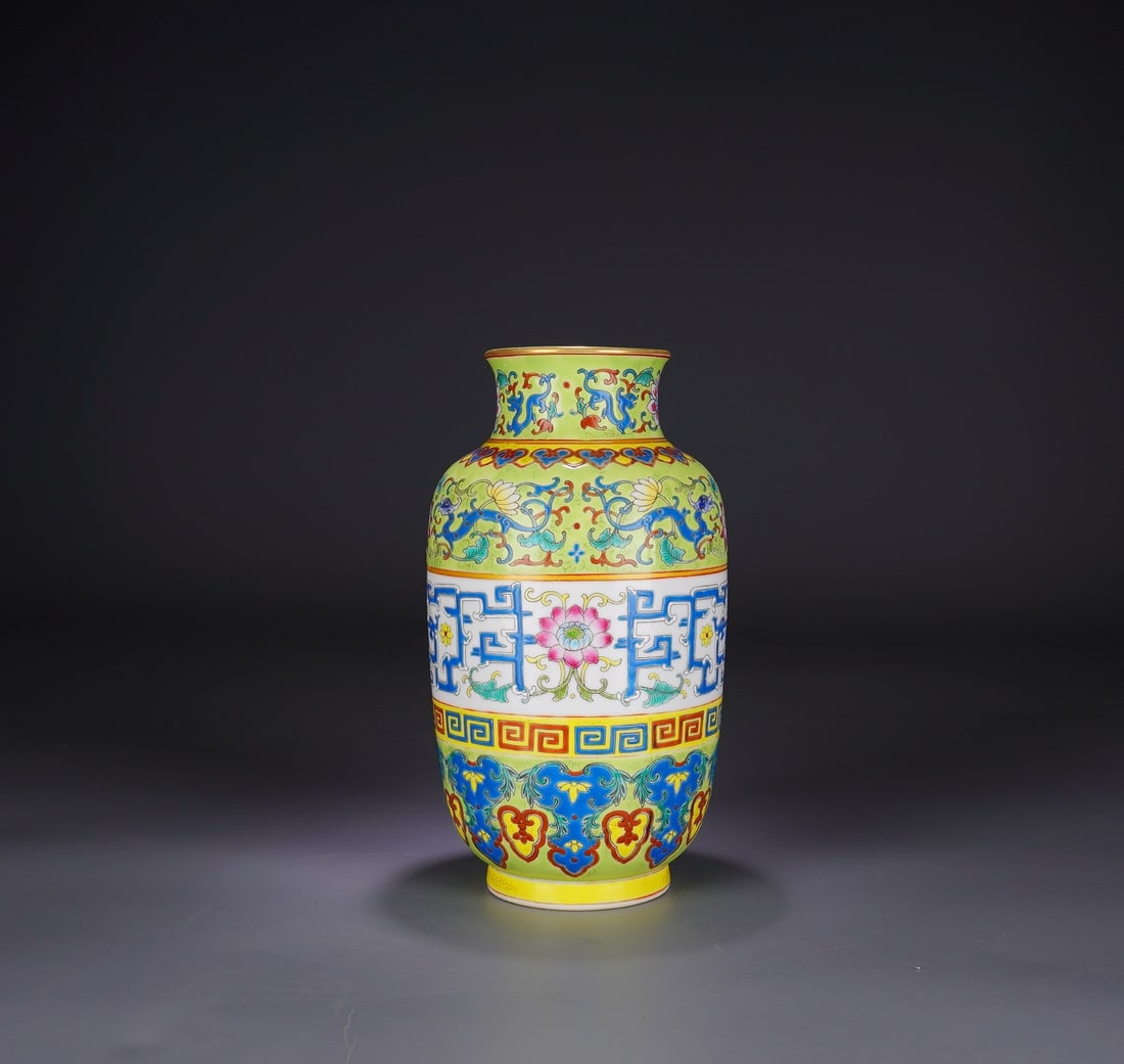 An Exquisite Enamel Dragon Pattern Vase - 2