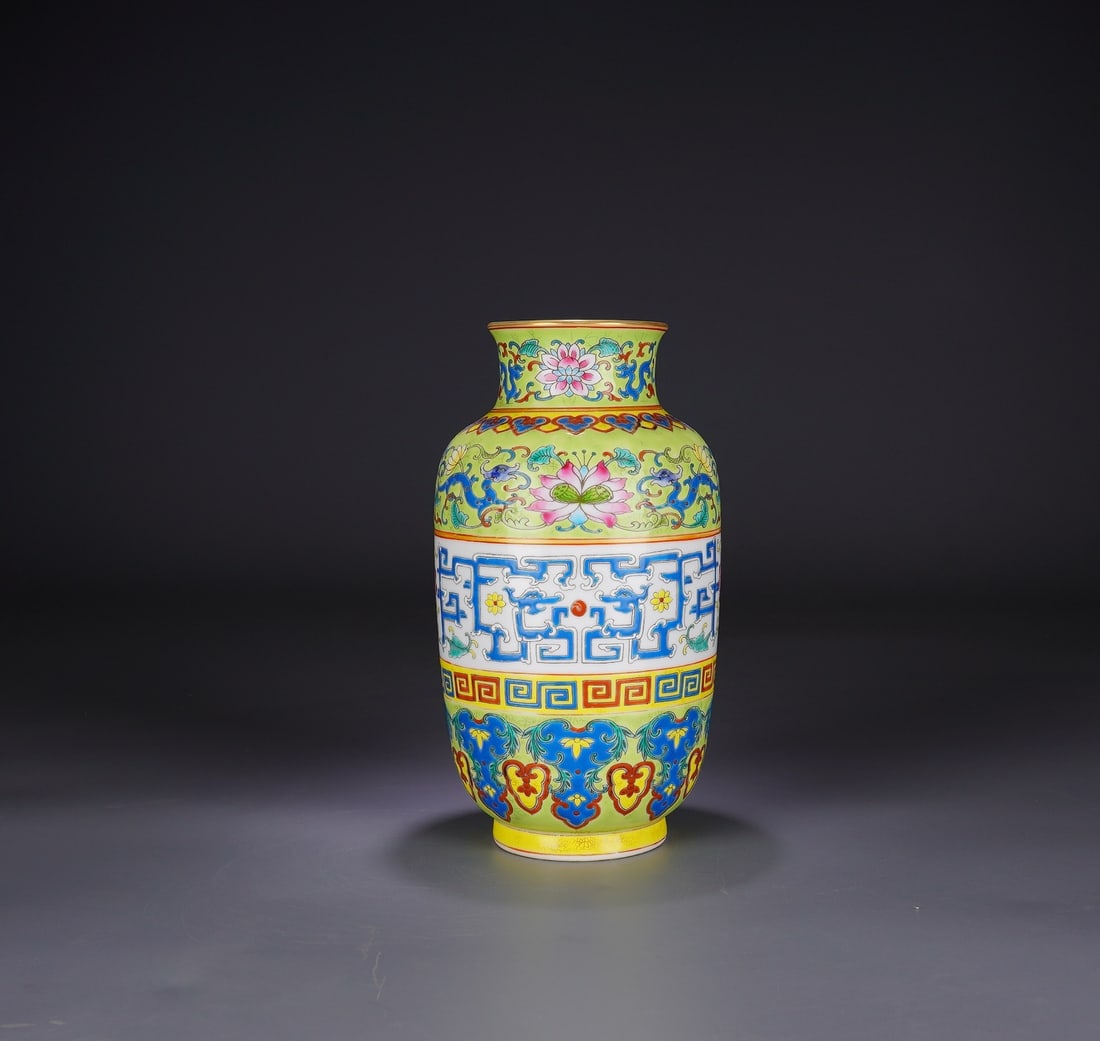 An Exquisite Enamel Dragon Pattern Vase - 3