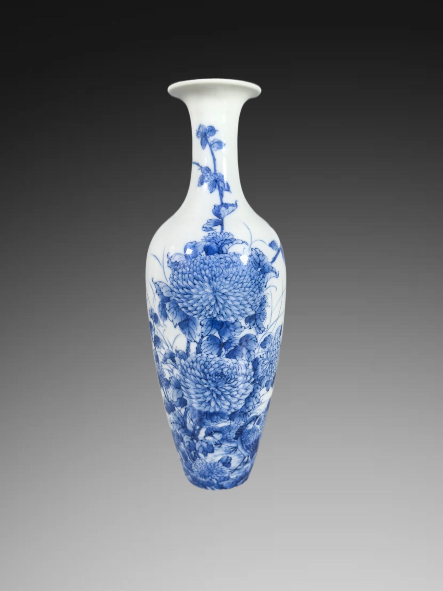 An Exquisite Blue and White Flower and Bird Pattern Vase: An Exquisite Blue and White Flower and Bird Pattern Vase,Qing Dynasty, China,Kangxi Six‑character Mark,Size:8.1inx1.8inx3inx1.4in 青花花鸟纹瓶,中国