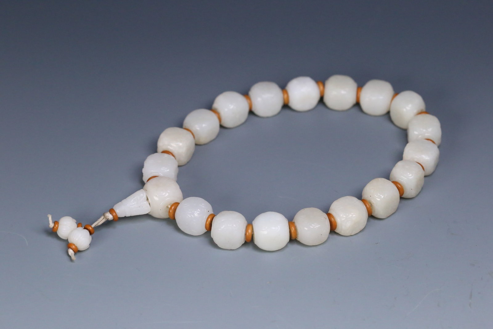 An Exquisite Hotan Jade Flower Pattern Hand String: An Exquisite Hotan Jade Flower Pattern Hand String,Qing Dynasty, China,Size:0.6inx0.6inx0.5in,Weight:124.9g 和田玉花卉纹手持,中国清