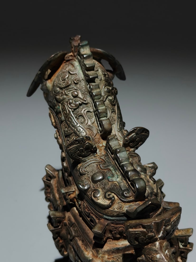 An Exquisite Bronze Beast‑Face Pattern Vase - 4
