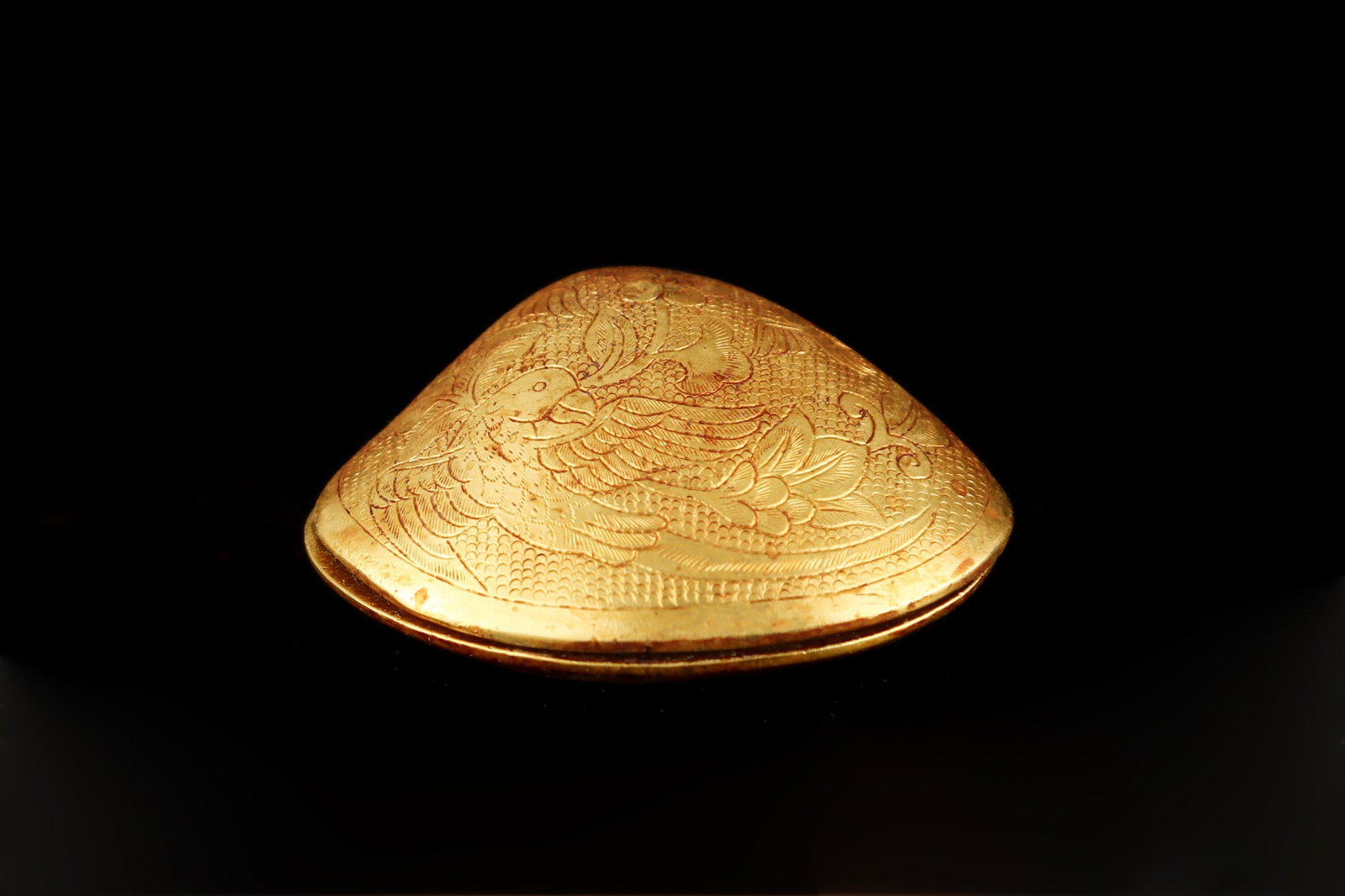 An Exquisite Gilt Bronze Flower and Bird Pattern Shell BBuffalo: An Exquisite Gilt Bronze Flower and Bird Pattern Shell BBuffalo,Tang Dynasty, China,Size:2.4in,Weight:94g 铜鎏金花鸟纹贝壳盒,中国Ù
