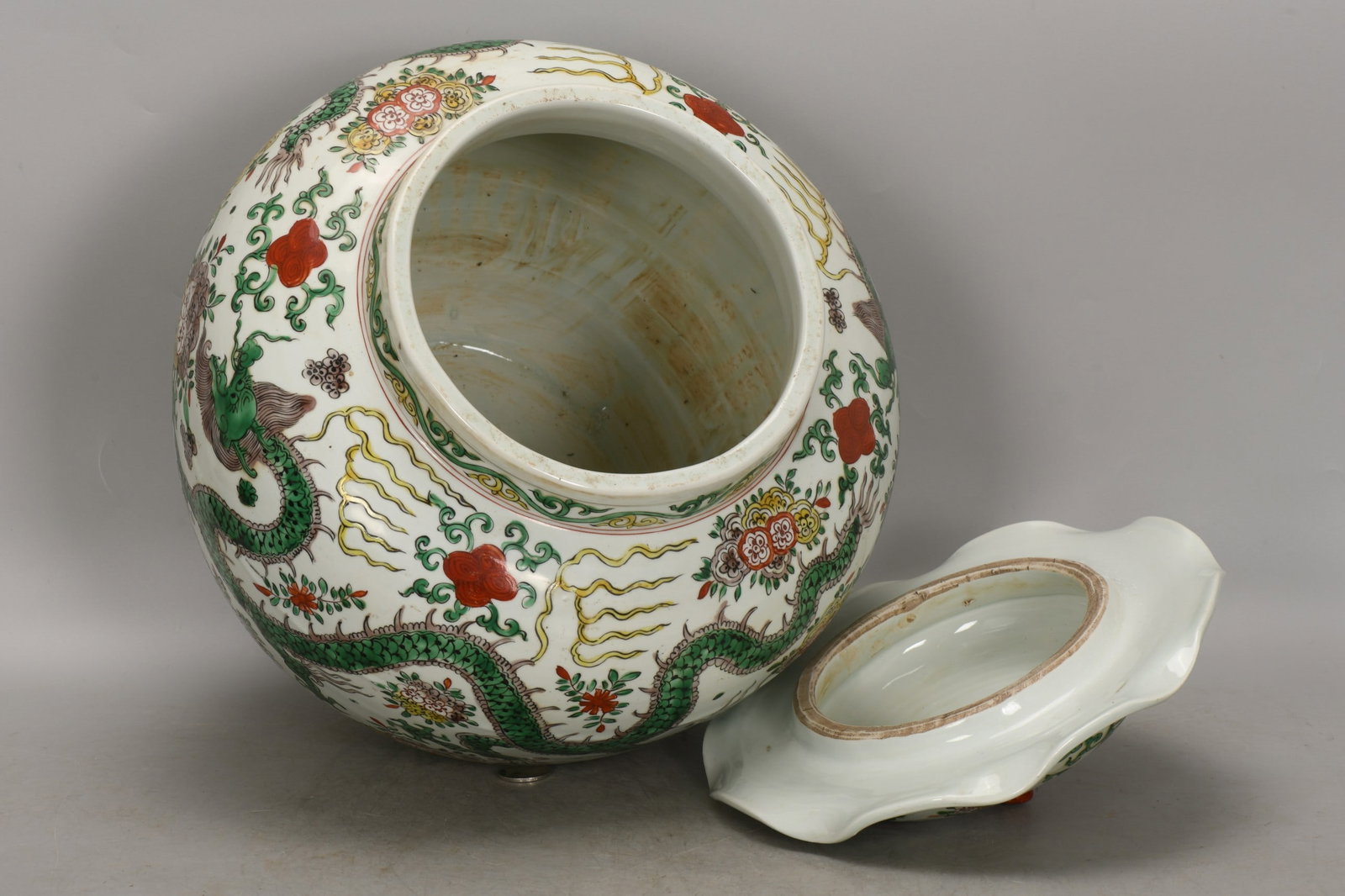 An Exquisite Wucai Dragon Pattern Jar - 2
