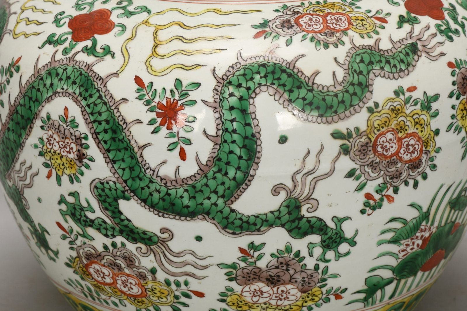 An Exquisite Wucai Dragon Pattern Jar - 3