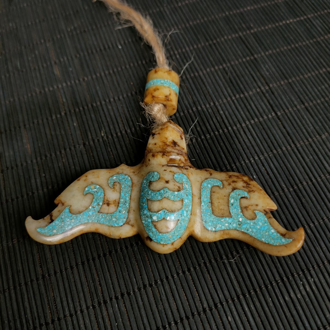 An Exquisite Hotan Jade Inlaid Turquoise Eagle: An Exquisite Hotan Jade Inlaid Turquoise Eagle,Ancient Time,China,Size:2inx3.5in,Weight:47g 和田玉镶松石鹰,远古时期