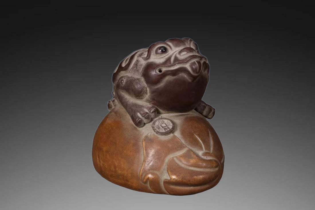 A Exquisite Purple Sands Golden Toad Tea Pet: A Exquisite Purple Sands Golden Toad Tea Pet,Qing Dynasty, China,Size:3.9inx2.8inx3.1in 紫砂金蟾茶宠,中国清代