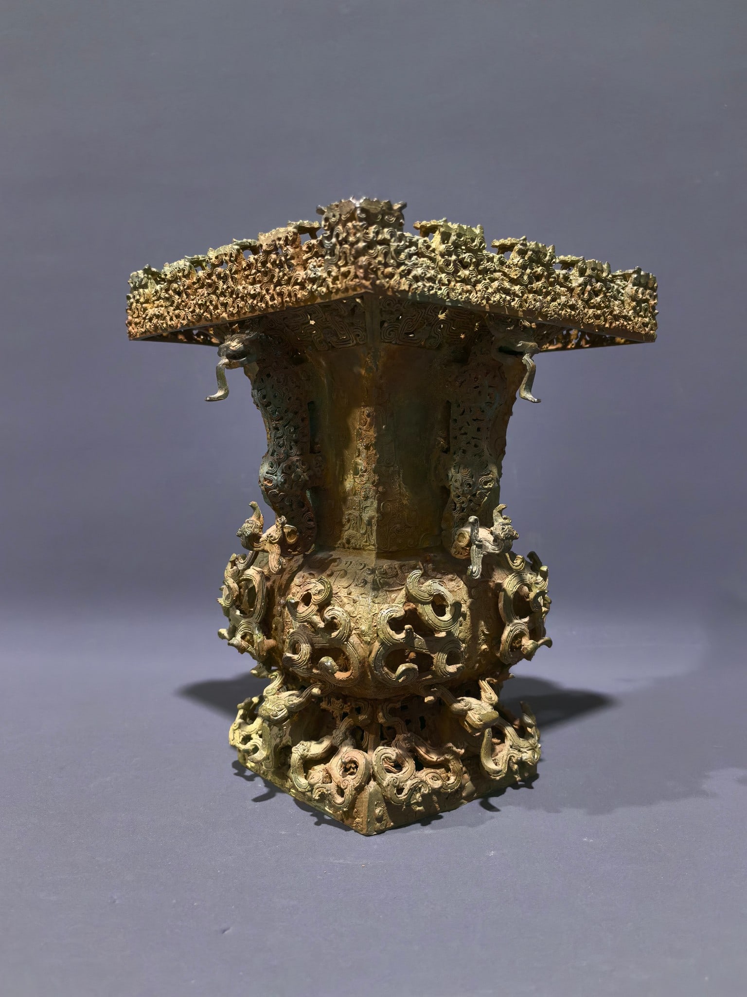 An Exquisite Bronze Dragon Pattern Vase - 7