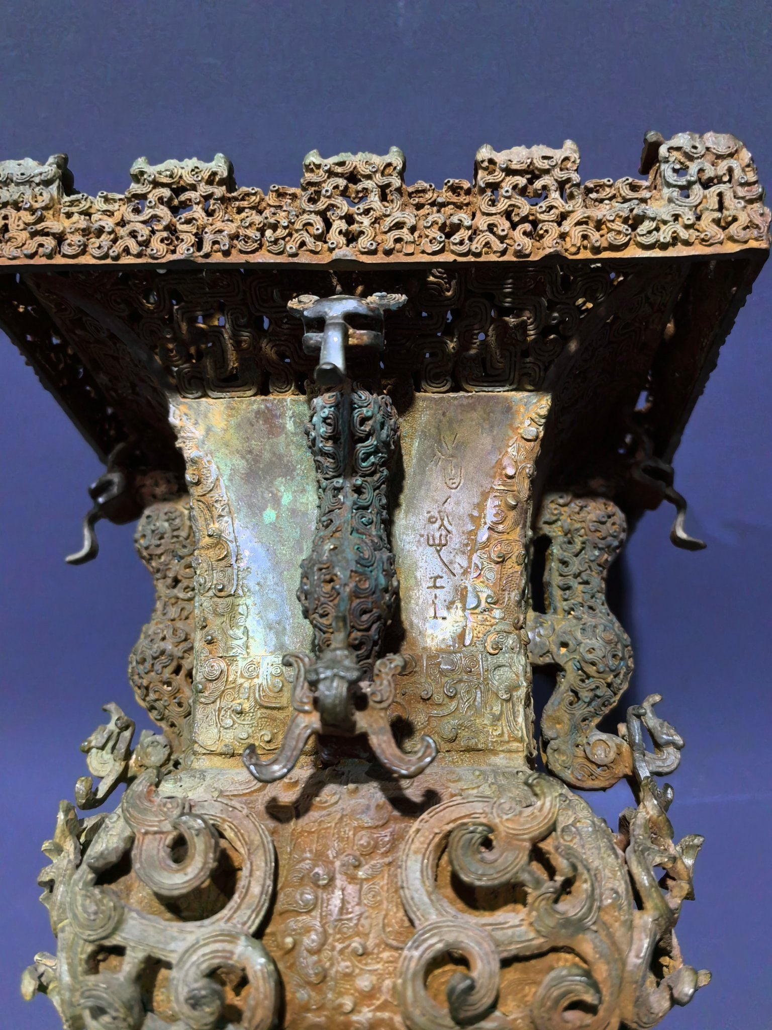 An Exquisite Bronze Dragon Pattern Vase - 8