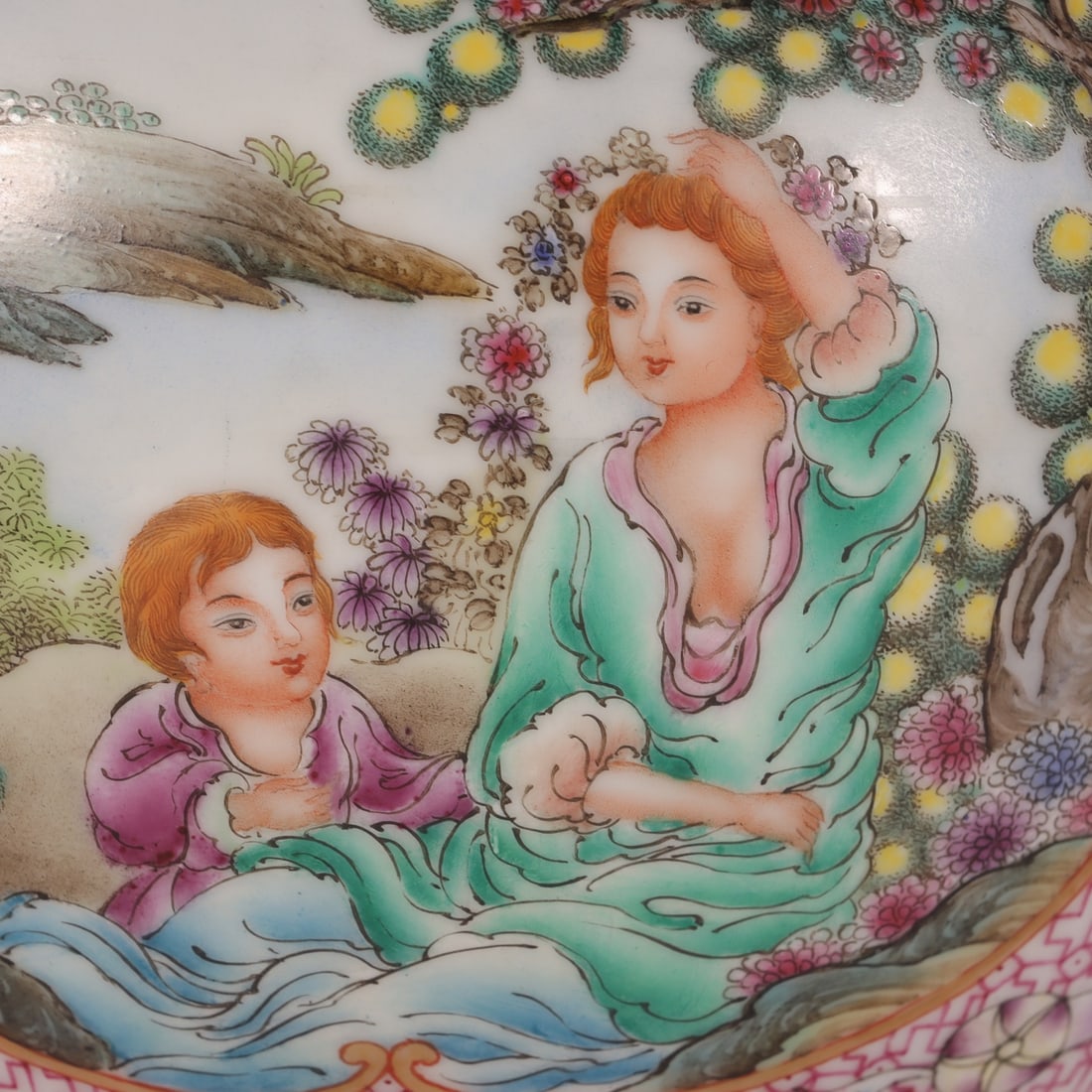 An Exquisite Enamel Figures Pattern Double-Ears Vase - 4