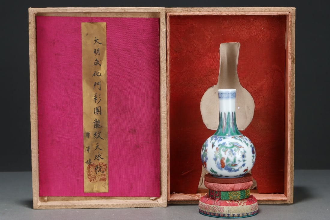 An Exquisite Doucai Dragon Pattern Vase - 2