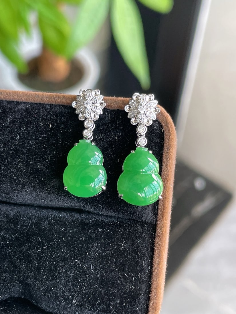 A pair of Exquisite Jadeite Gourd Earrings: A pair of Exquisite Jadeite Gourd Earrings,Qing Dynasty, China,Size:0.5inx0.4inx0.1in 一对翡翠葫芦耳环,中国清代