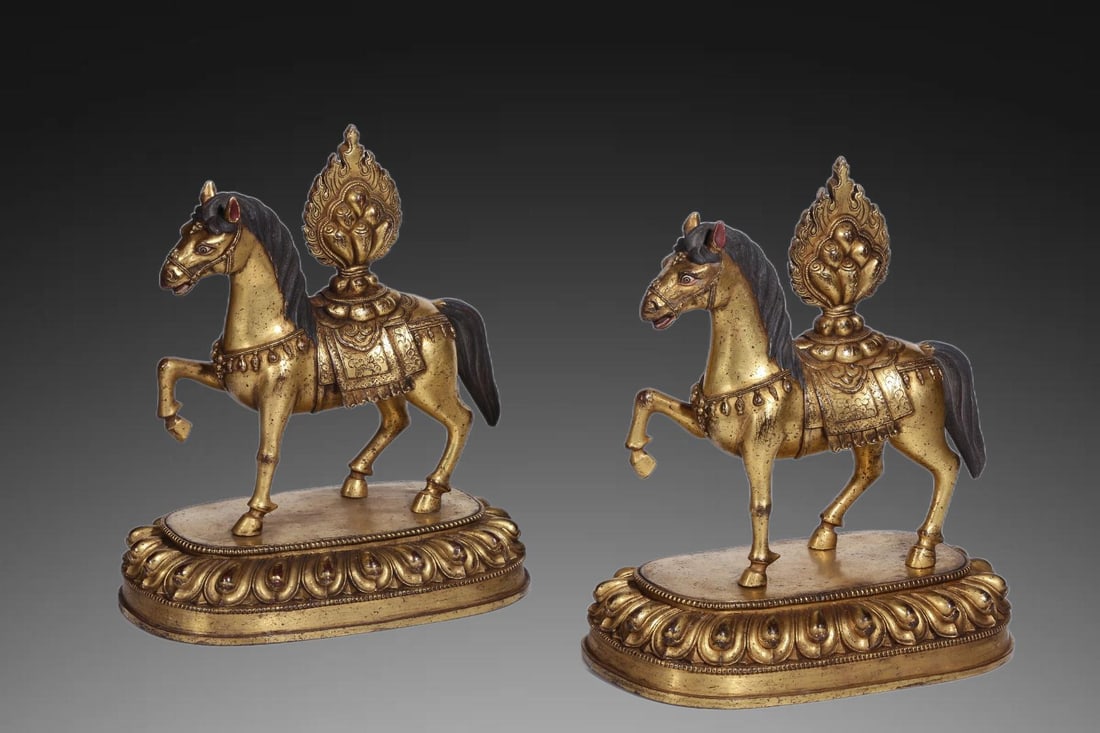 A pair of Exquisite Gilt Bronze Horse Ornament: A pair of Exquisite Gilt Bronze Horse Ornament,Qing Dynasty, China,Size:9.1inx7.9inx4.9in,Weight:2379g,2263g 一对铜鎏金马摆件,中国清&#