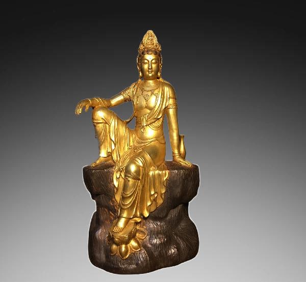 An Exquisite Gilt Bronze Avalokitesvara Ornament: An Exquisite Gilt Bronze Avalokitesvara Ornament,Ming Dynasty, China,Yongle Six-character Mark,Size:18.1inx9.4inx4.7in,Weight:6000g 铜鎏金观音摆件,中