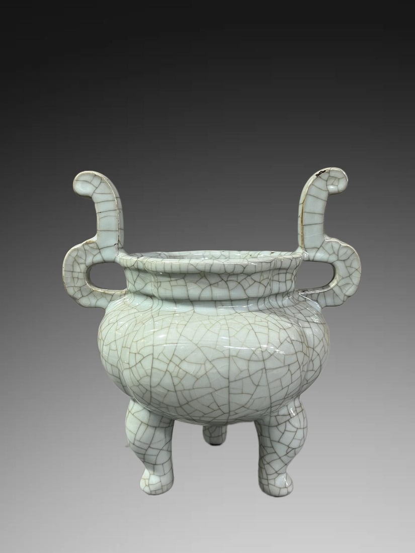 An Exquisite Ge Glaze Double-Ears and Tripod Censer: An Exquisite Ge Glaze Double-Ears and Tripod Censer,Qing Dynasty, China,Size:10.6in 哥釉三足双耳炉,中国清代