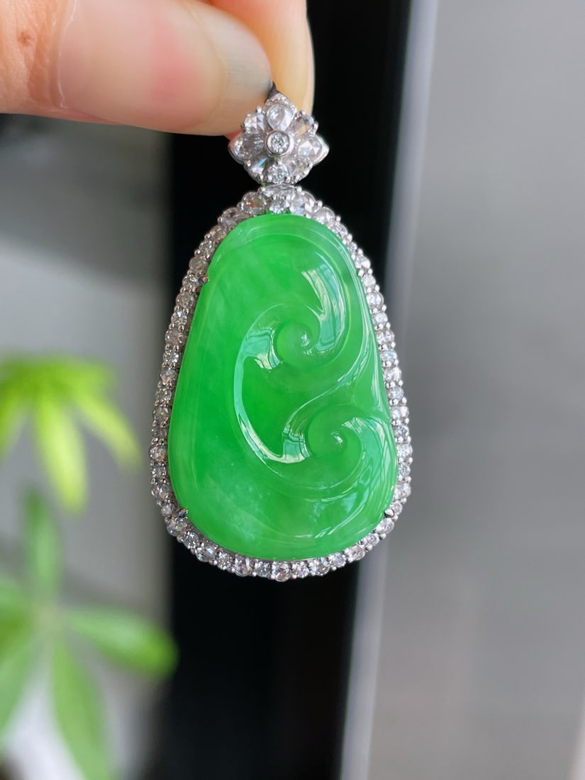 An Exquisite Jadeite Ruyi Pendant: An Exquisite Jadeite Ruyi Pendant,Qing Dynasty, China,Size:1.5inx0.8inx0.5in 翡翠如意吊坠,中国清代