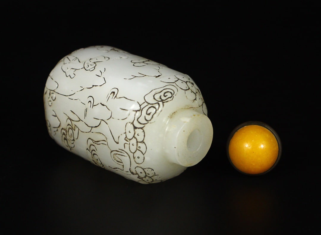 An Exquisite Hotan Jade Figures Pattern Snuff Bottle - 8