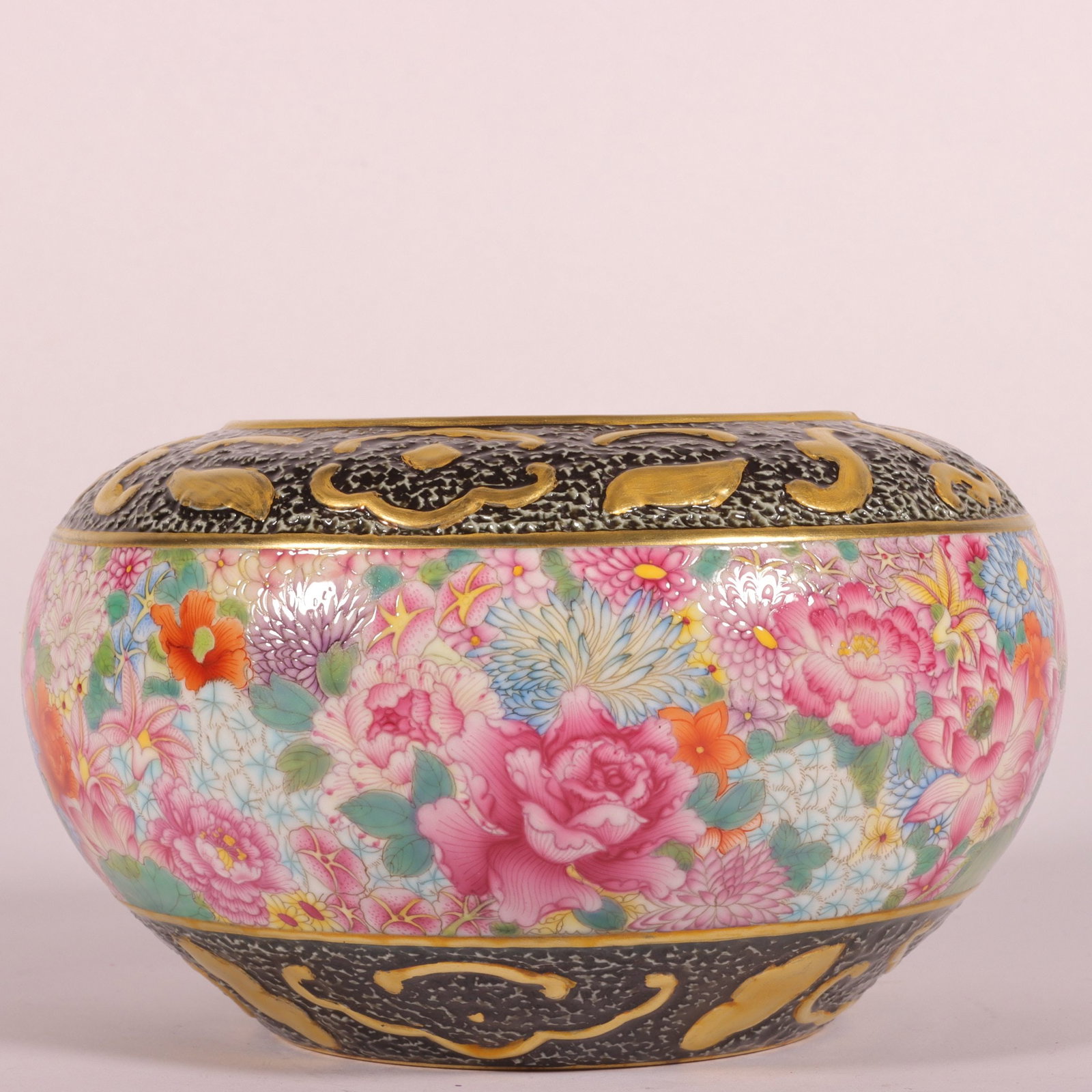 An Exquisite Famille-Rose Painted Gold Flower Pattern Brush Washer: An Exquisite Famille-Rose Painted Gold Flower Pattern Brush Washer,Qing Dynasty, China,Qianlong Six-character Mark,Size:3.9inx5.9in
