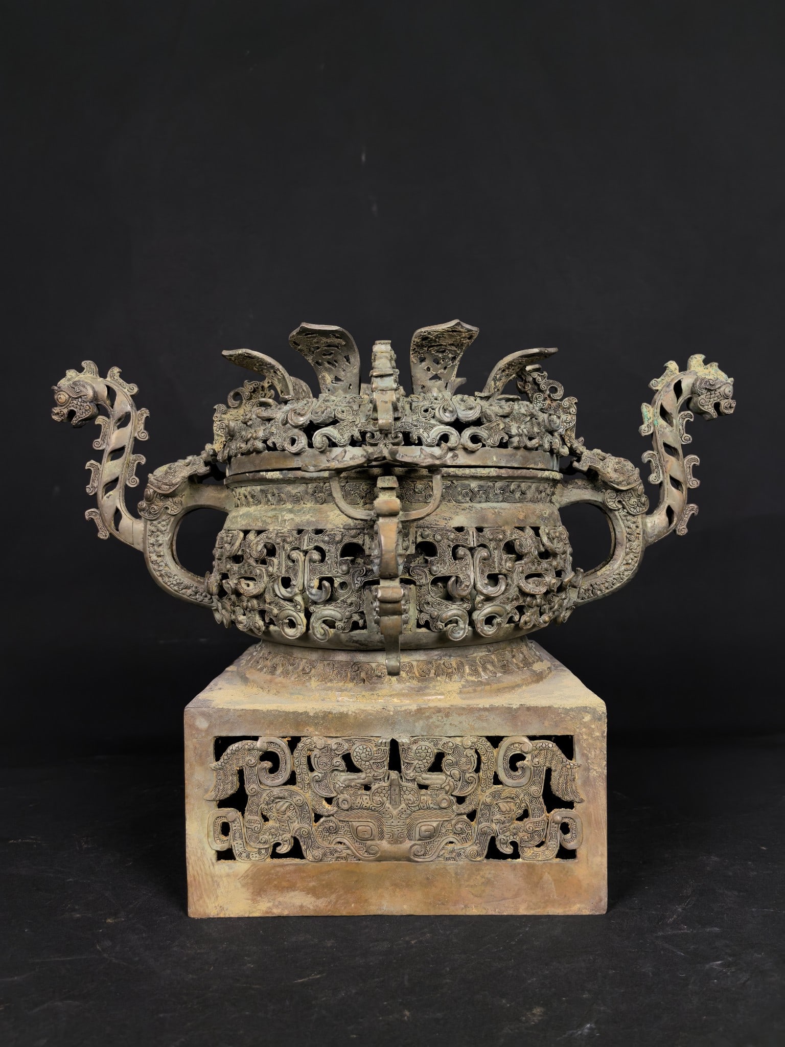 An Exquisite Bronze Dragon Pattern Double‑Ears Censer: An Exquisite Bronze Dragon Pattern Double‑Ears Censer,Han Dynasty, China,Size:9.8inx14inx9.4inx7.1in,Weight:4250g 青铜龙纹双耳炉,中国汉