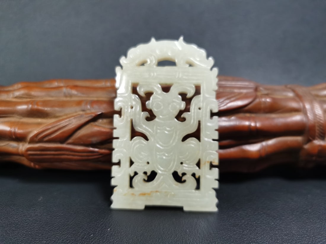 An Exquisite Hotan Jade Figures Pattern Plaque: An Exquisite Hotan Jade Figures Pattern Plaque,Qing Dynasty, China,Size:2.9inx1.7inx0.2in,Weight:39g 和田玉人物纹牌,中国清代