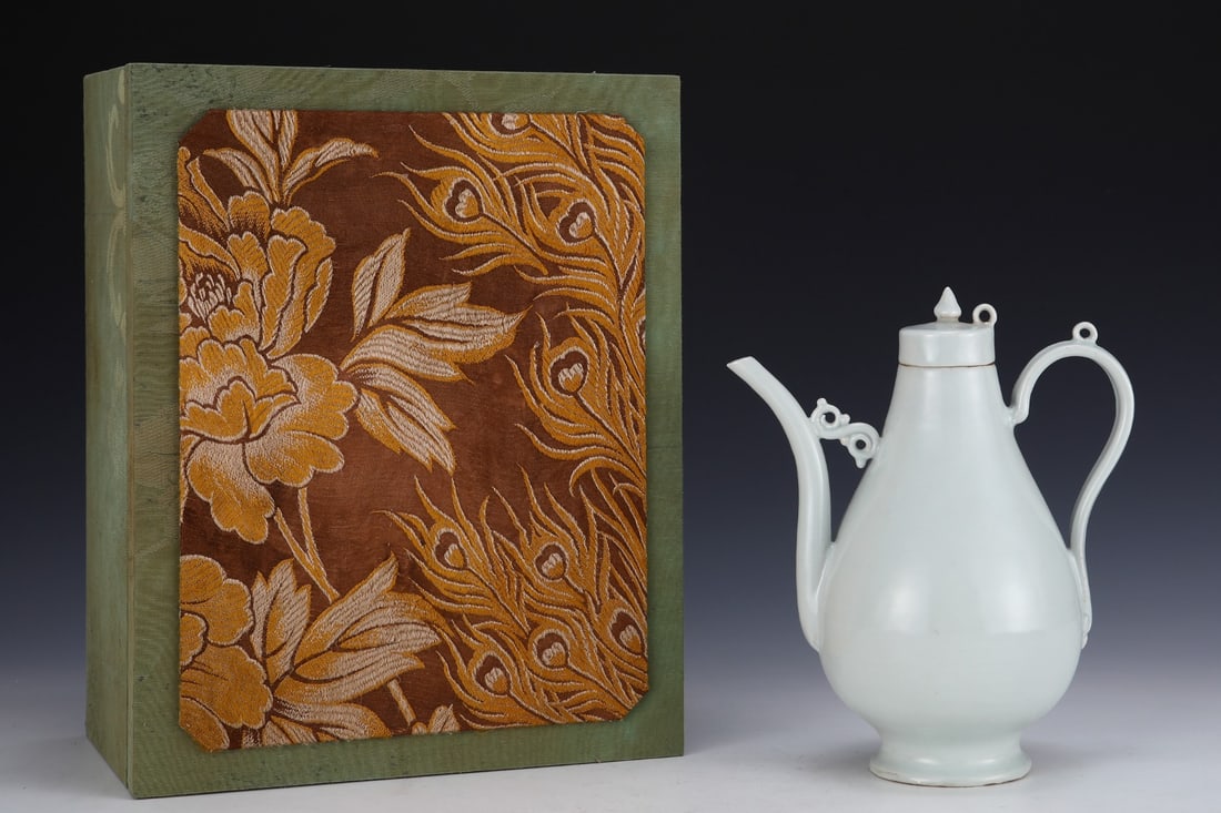 An Exquisite White Glaze Ewer: An Exquisite White Glaze Ewer,Yuan Dynasty, China,Size:9.1inx7.7in 白釉壶,中国元代