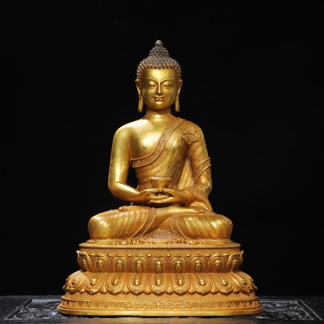 An Exquisite Gilt Bronze Buddha Statue Ornament: An Exquisite Gilt Bronze Buddha Statue Ornament,Qing Dynasty, China,Size:12.2inx9.1inx6.7in,Weight:2200g 铜鎏金佛像摆件,中国清代