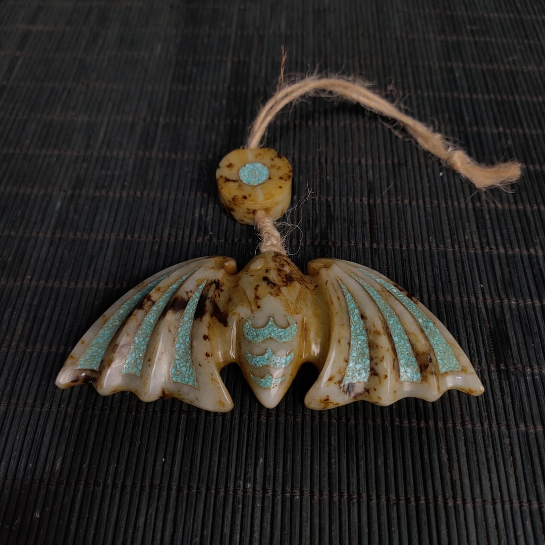 An Exquisite Hotan Jade Inlaid Turquoise Bat: An Exquisite Hotan Jade Inlaid Turquoise Bat,Han Dynasty,China,Size:1.6inx3.7in,Weight:50g 和田玉镶松石蝙蝠,中国汉代