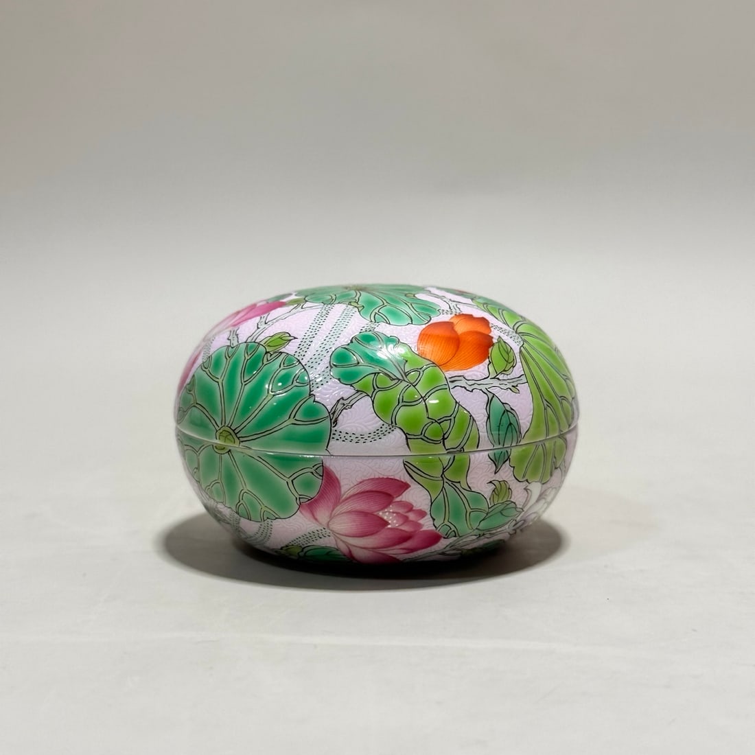 An Exquisite Enamel Flower Pattern Box: An Exquisite Enamel Flower Pattern Box,Qing Dynasty, China,Yongzheng Four-character Mark,Size:1.8inx2.6inx1.4in 珐琅彩花卉纹盒,中国清代