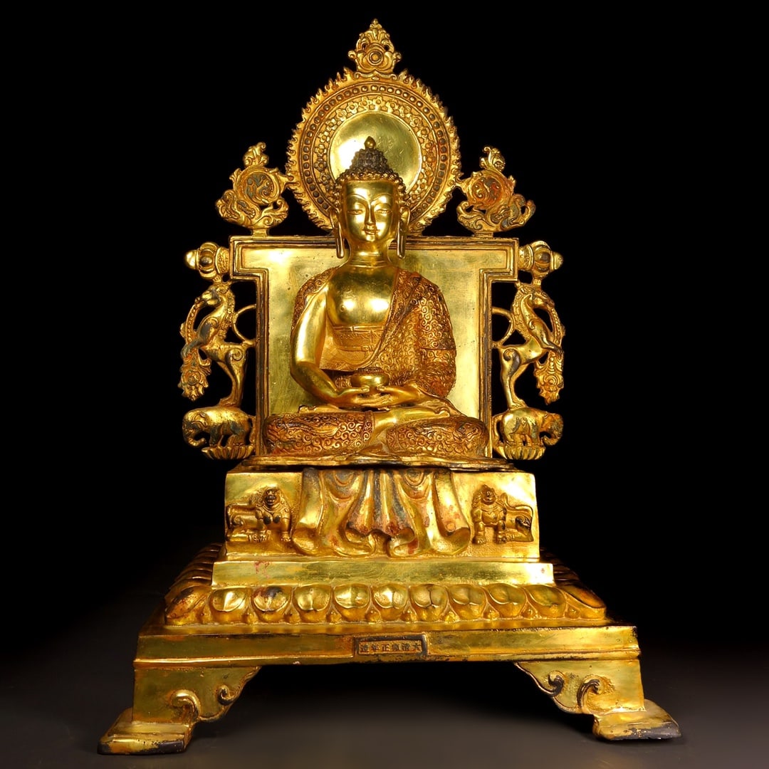 An Exquisite Gilt Copper Buddha Statue: An Exquisite Gilt Copper Buddha Statue,Qing Dynasty,China,Size:21.7inx13in,Weight:9330g 铜镀金佛像,中国清代
