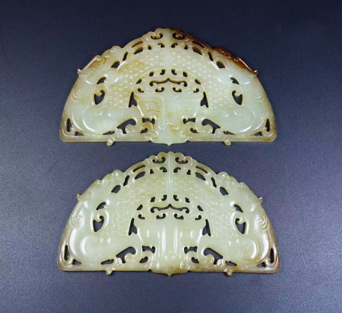 A pair of Exquisite Hotan Jade Dragon Jade pendant: A pair of Exquisite Hotan Jade Dragon Jade pendant,Han Dynasty, China,Size:6.1inx3.5inx0.2in,Weight:223g 一对和田玉龙佩,中国汉代
