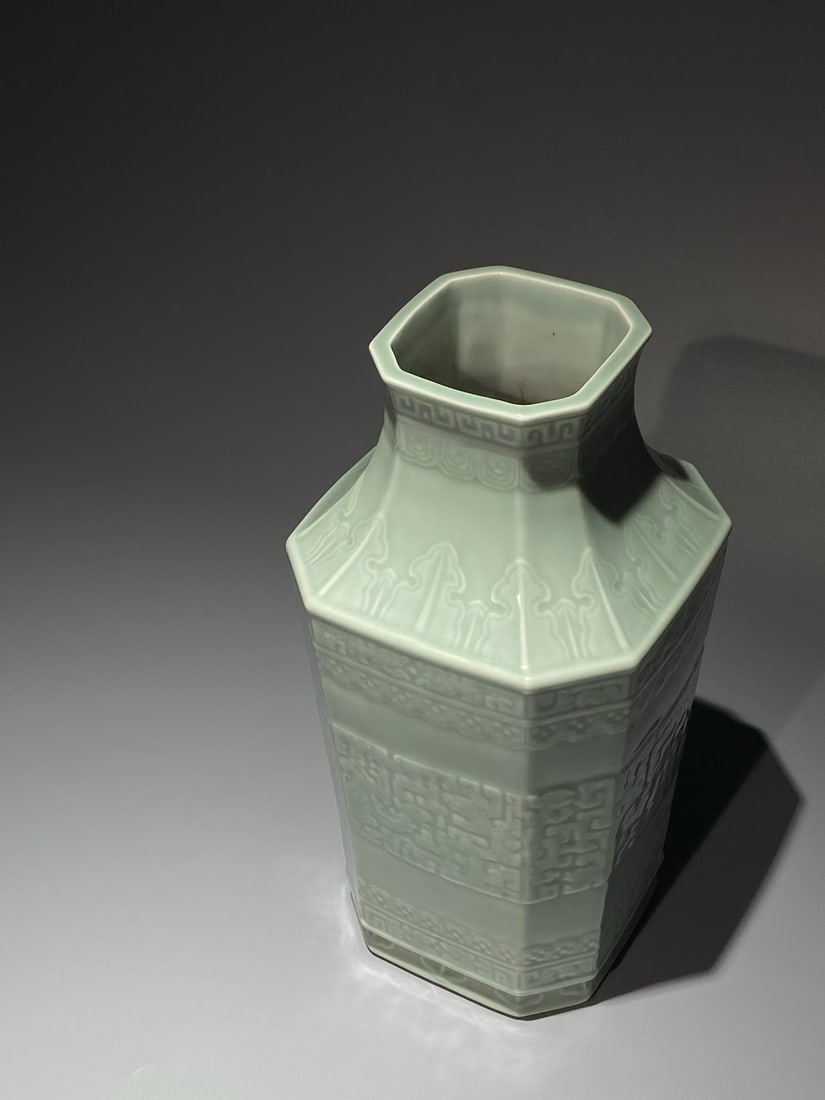 An Exquisite Celadon Glazed Dragon Pattern Vase - 5