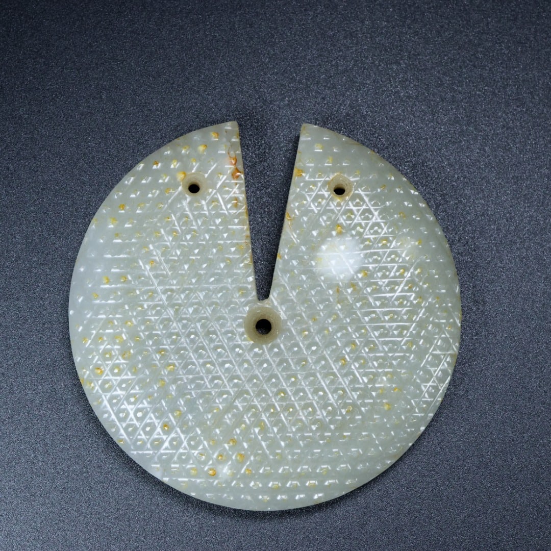 An Exquisite Hotan Jade Bi: An Exquisite Hotan Jade Bi,Qing Dynasty, China,Size:3.1inx0.5in,Weight:124.6g 和田玉璧,中国清代