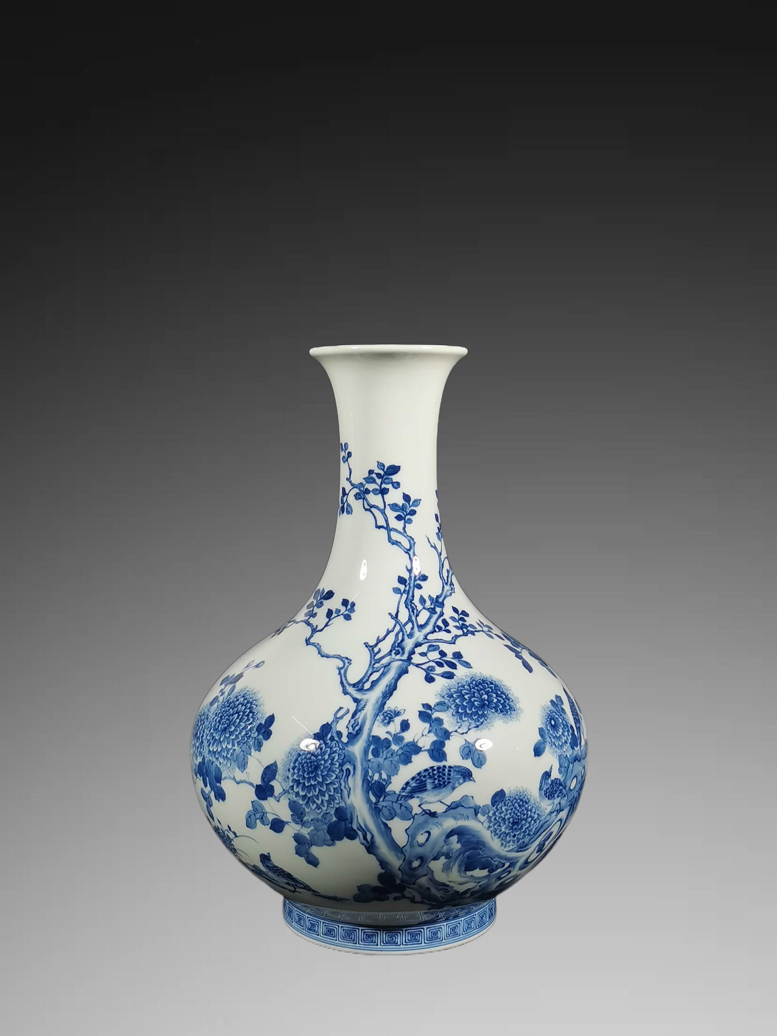 An Exquisite Blue and White Flower and Bird Pattern Vase: An Exquisite Blue and White Flower and Bird Pattern Vase,Qing Dynasty, China,Yongzheng Six-character Mark,Size:13inx3.5inx8.7in 青花花鸟纹瓶,中国清
