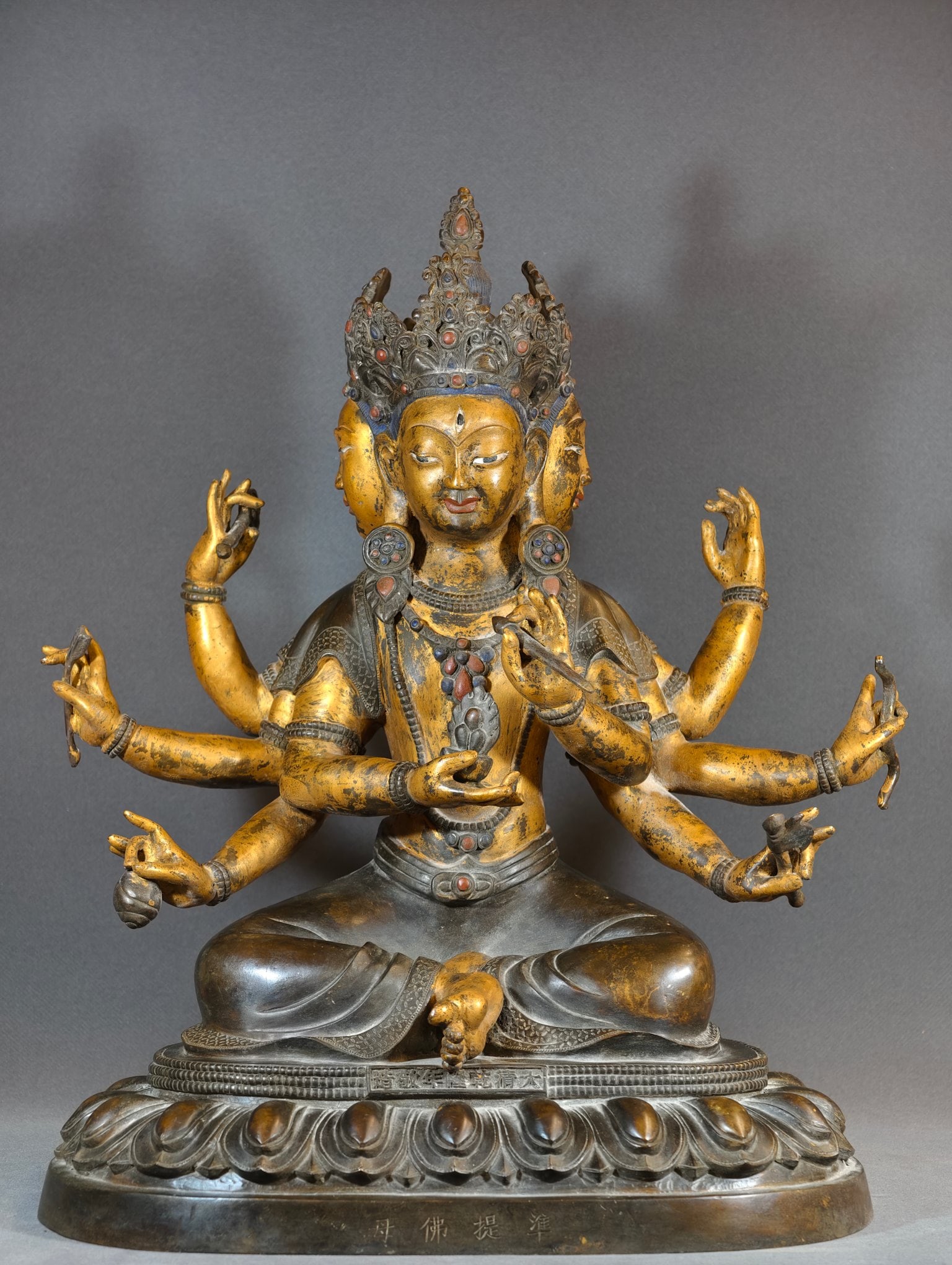 An Exquisite Bronze Mud Gilding Eight Arms Buddha Ornament: An Exquisite Bronze Mud Gilding Eight Arms Buddha Ornament,Qing Dynasty, China,Qianlong Six-character Mark,Size:15.7inx14in,Weight:12000g 铜泥金八臂佛摆ߥ