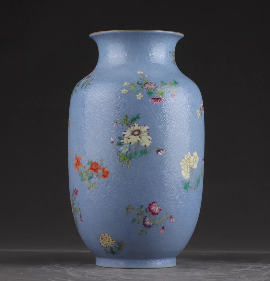 An Exquisite Famille-Rose Flower Pattern Vase: An Exquisite Famille-Rose Flower Pattern Vase,Qing Dynasty, China,Qianlong Four‑character Mark,Size:9inx5.3in 粉彩花卉纹瓶,中国清代,&#