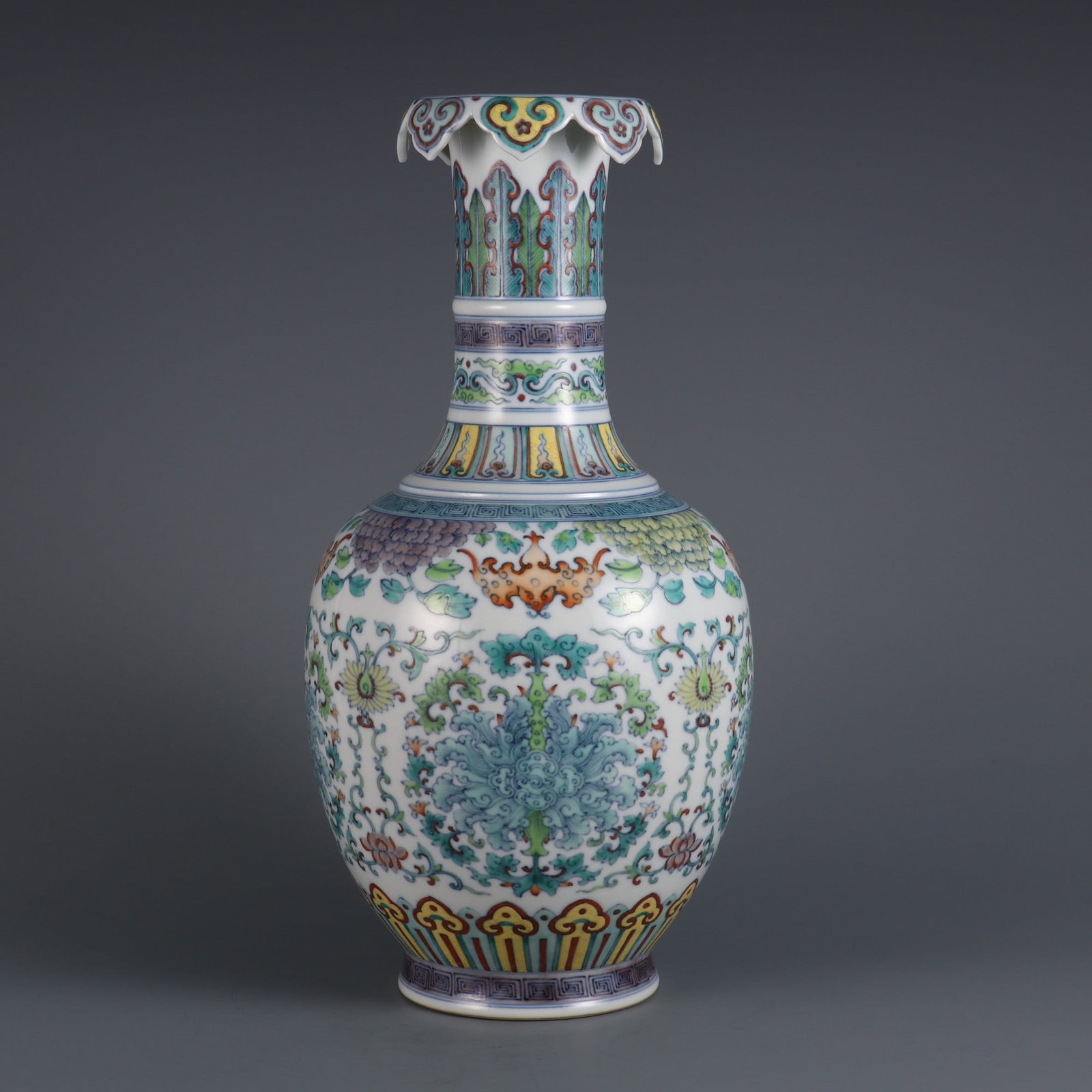 An Exquisite Doucai Flower Pattern Vase - 3