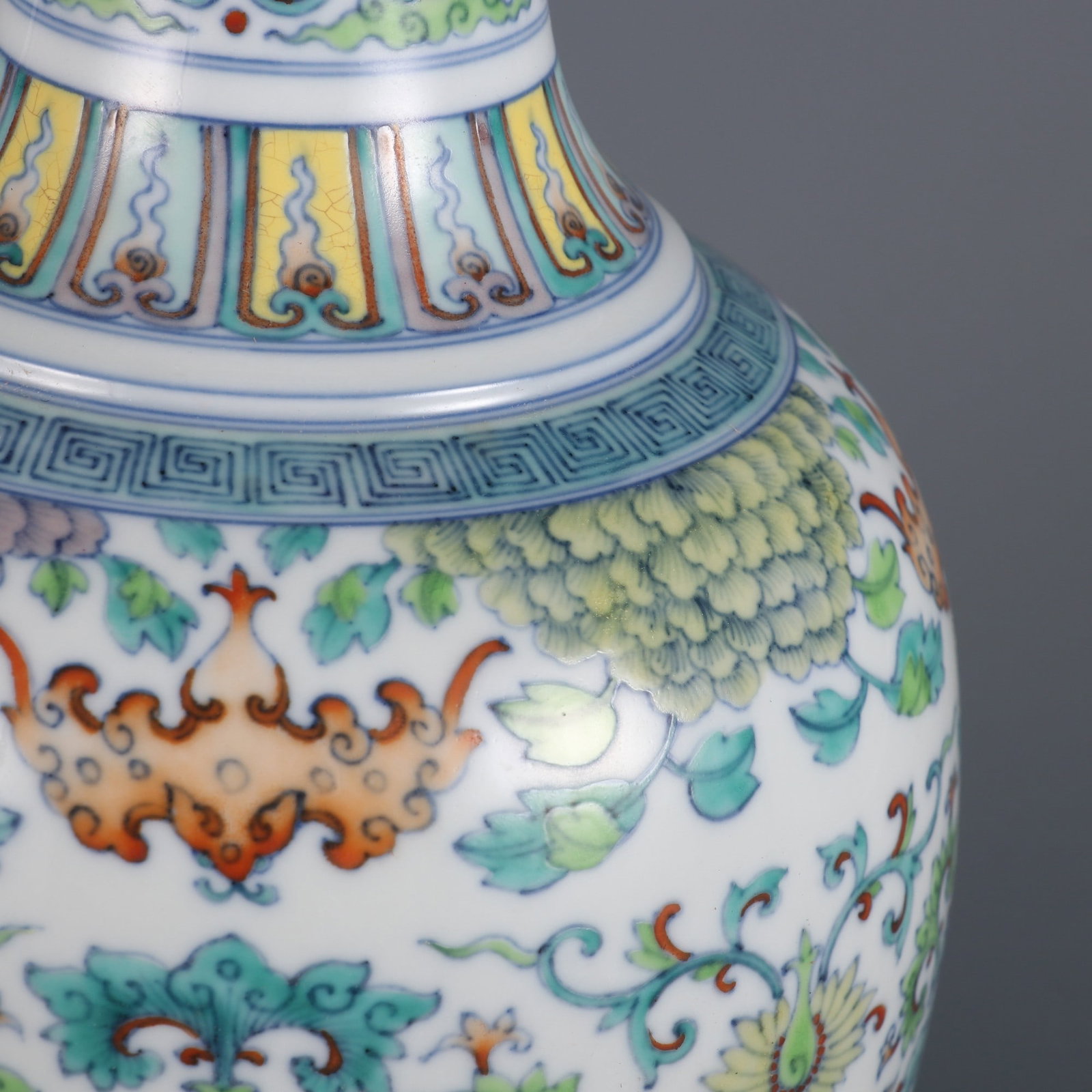 An Exquisite Doucai Flower Pattern Vase - 6