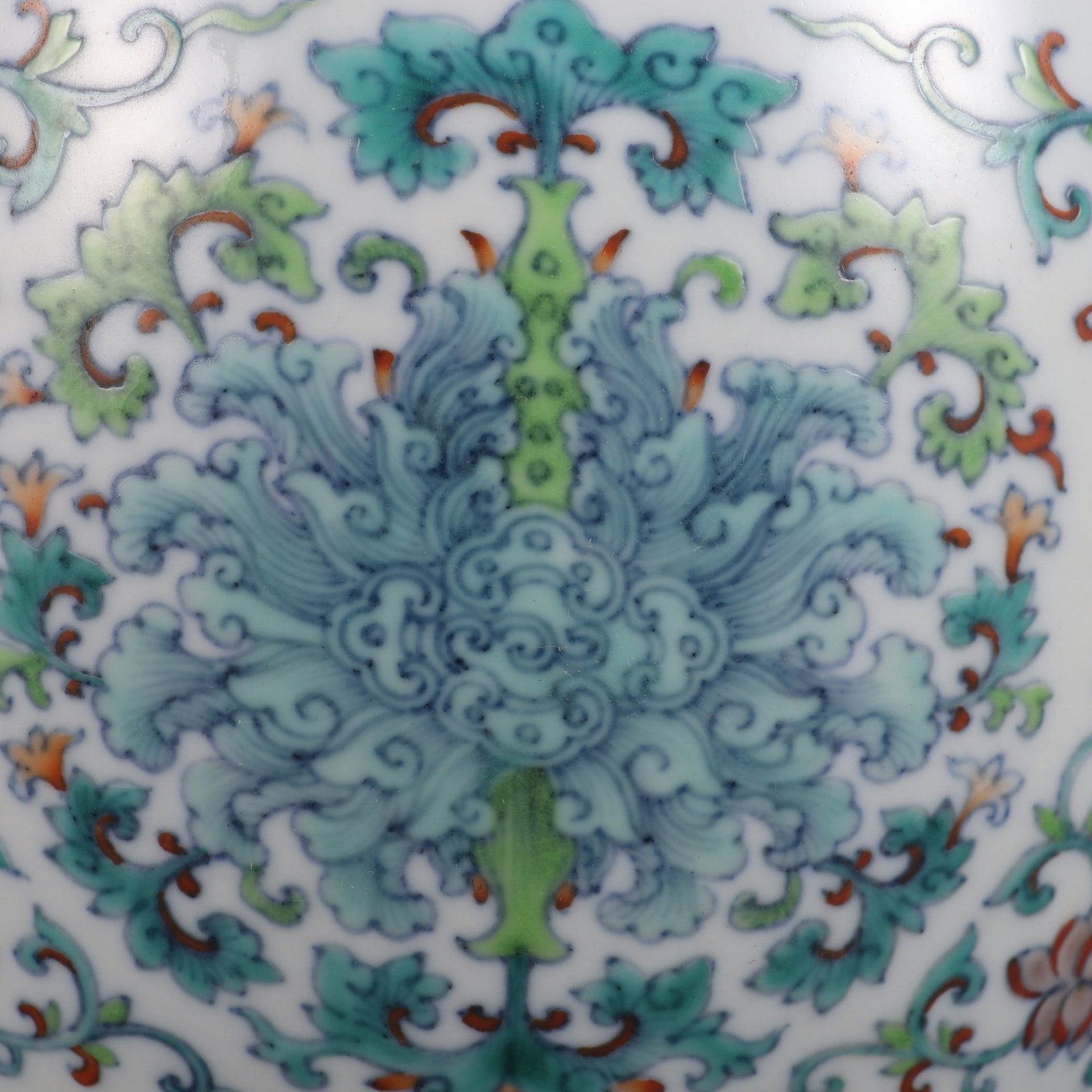 An Exquisite Doucai Flower Pattern Vase - 7