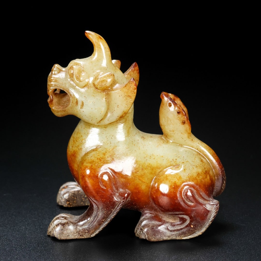 An Exquisite Hotan Jade Auspicious Beast: An Exquisite Hotan Jade Auspicious Beast,Qing Dynasty, China,Size:2.4inx1.6inx3in,Weight:153g 和田玉瑞兽,中国清代