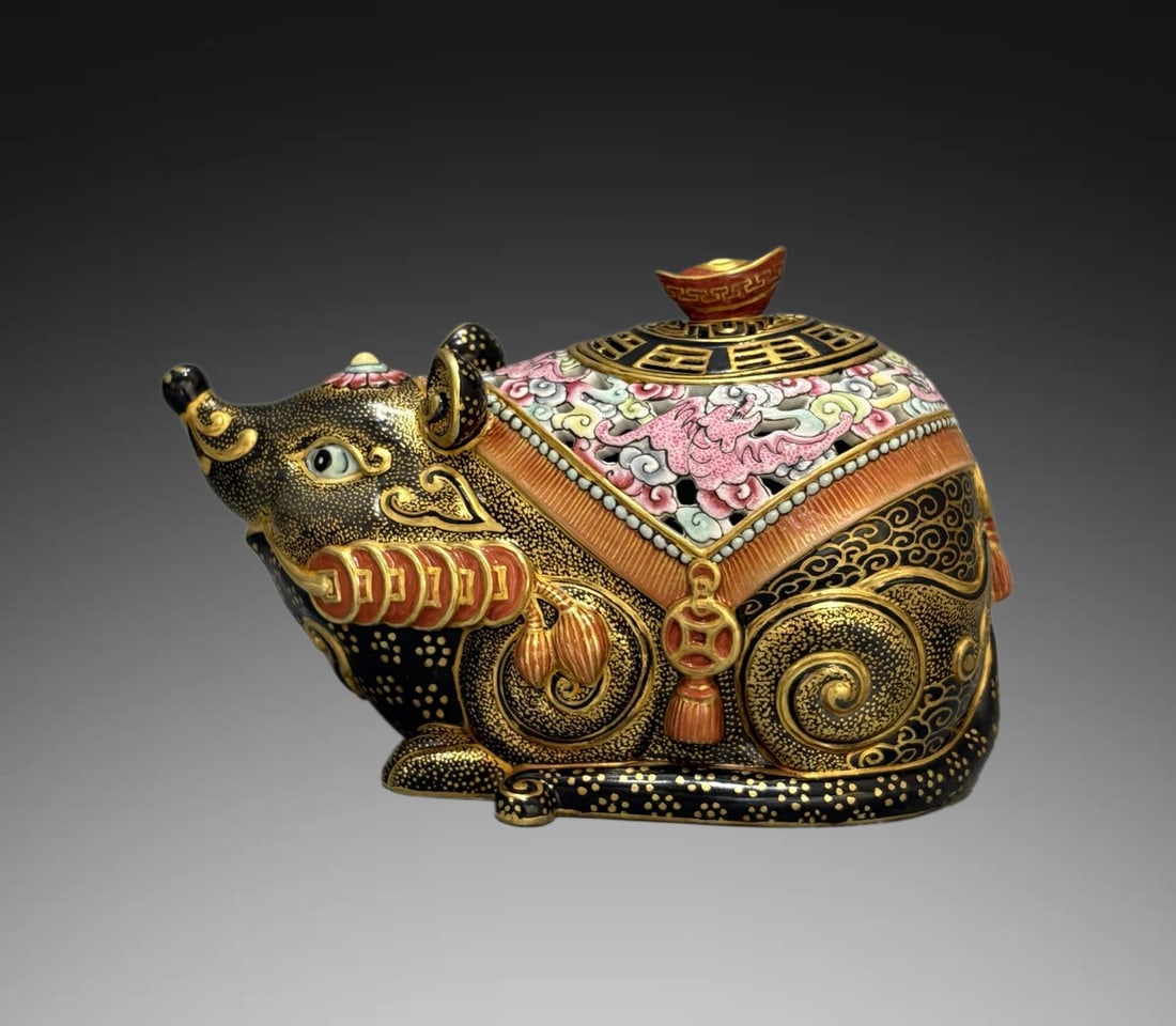 An Exquisite Enamel Black Ground Painted Gold Rat-Shaped Censer: An Exquisite Enamel Black Ground Painted Gold Rat-Shaped Censer,Qing Dynasty, China,Qianlong Six‑character Mark,Size:4.3inx7.3in 珐琅彩黑地描金鼠&