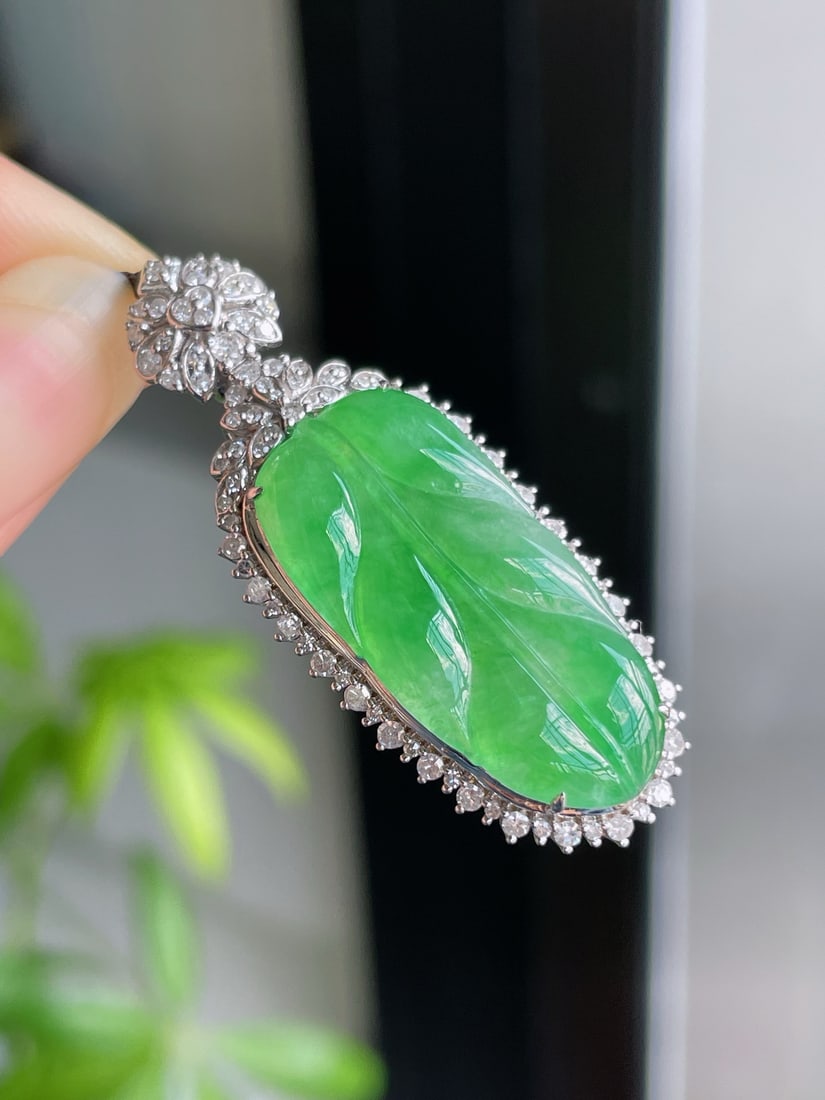 An Exquisite Jadeite Leaf Pendant - 2