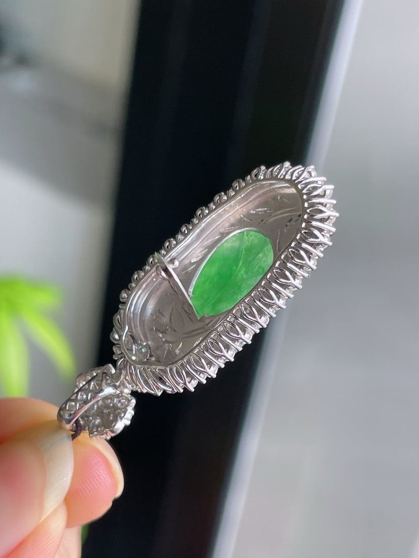 An Exquisite Jadeite Leaf Pendant - 3