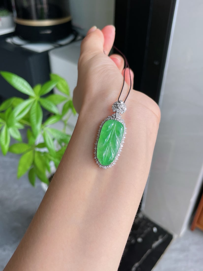 An Exquisite Jadeite Leaf Pendant - 4