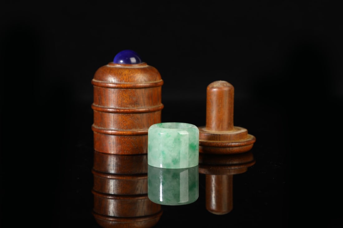 An Exquisite Jadeite Thumb Ring - 2