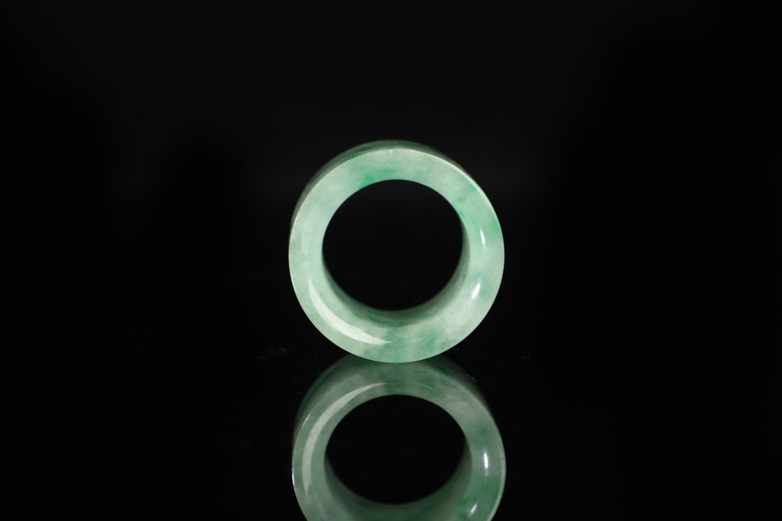An Exquisite Jadeite Thumb Ring - 7