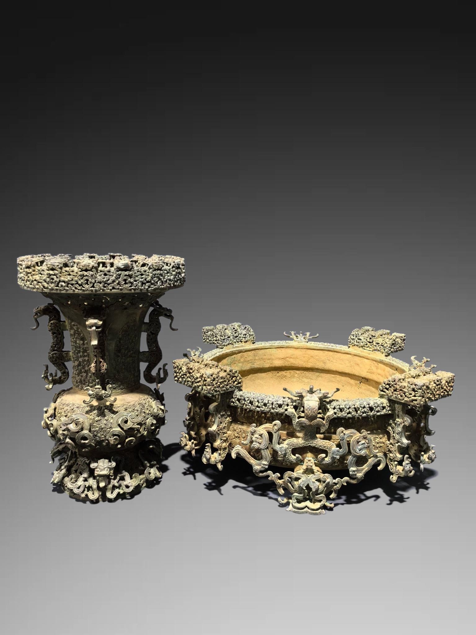 An Exquisite Bronze Dragon Pattern Vase - 2