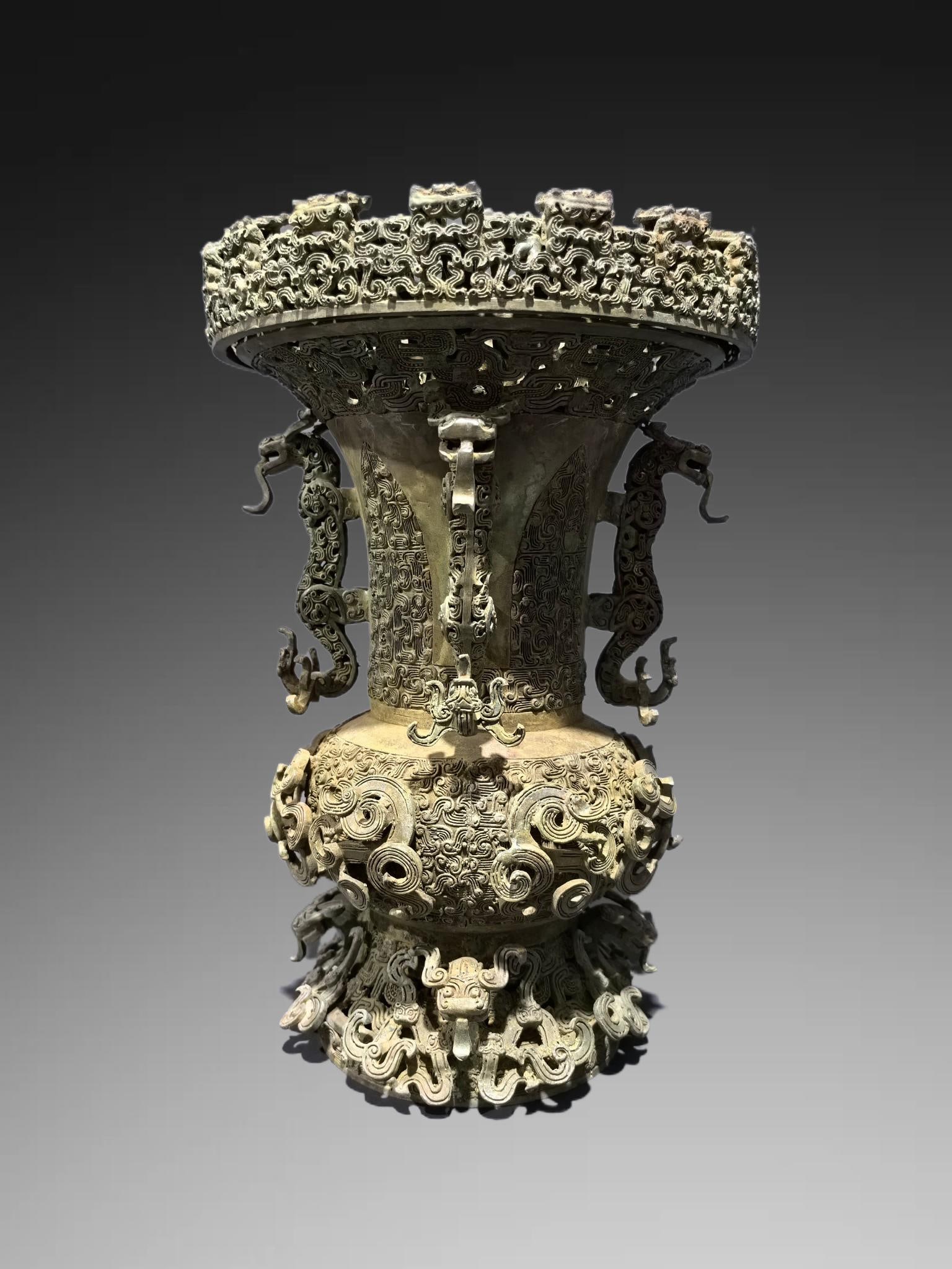 An Exquisite Bronze Dragon Pattern Vase - 7