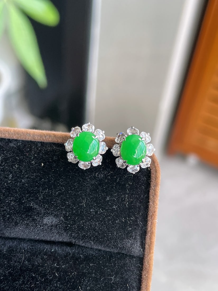 A pair of Exquisite Jadeite Cabochon Earrings: A pair of Exquisite Jadeite Cabochon Earrings,Qing Dynasty, China,Size:0.3inx0.2inx0.1in 一对翡翠蛋面耳钉,中国清代